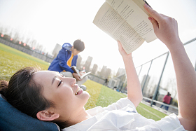 青年大学生在校园里学习图片