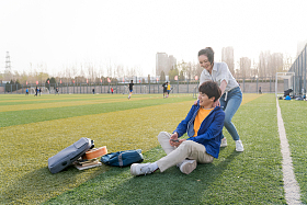 快乐的大学情侣在校园