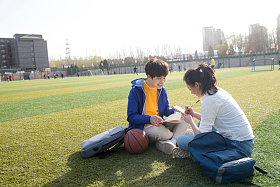 青年大学生在校园里学习照片