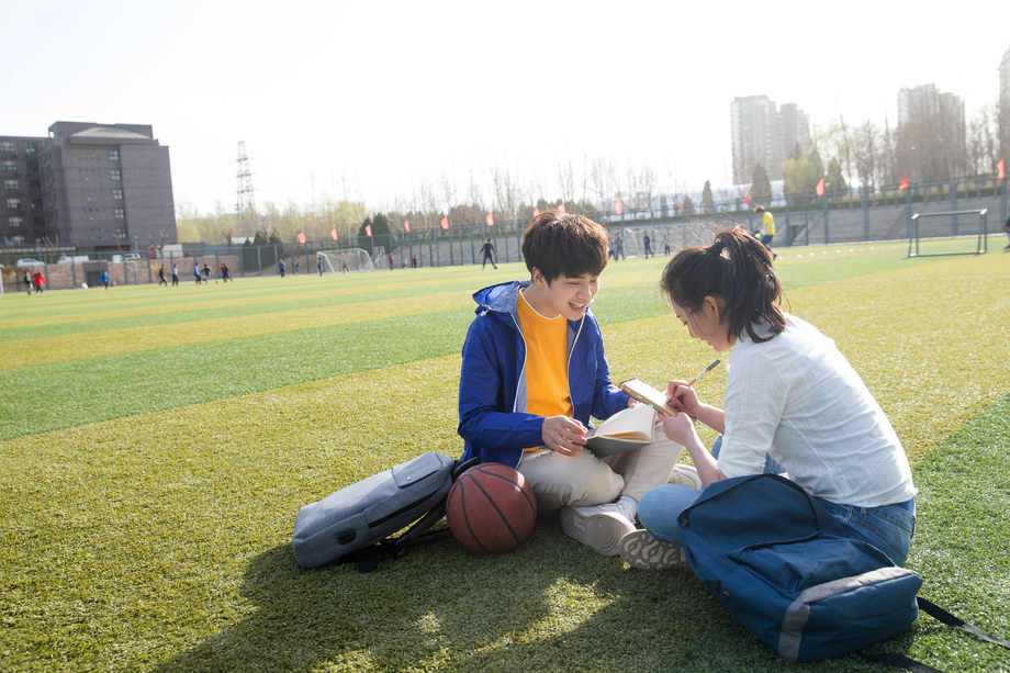 青年大学生在校园里学习照片