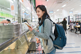 大学生在食堂里用餐图片