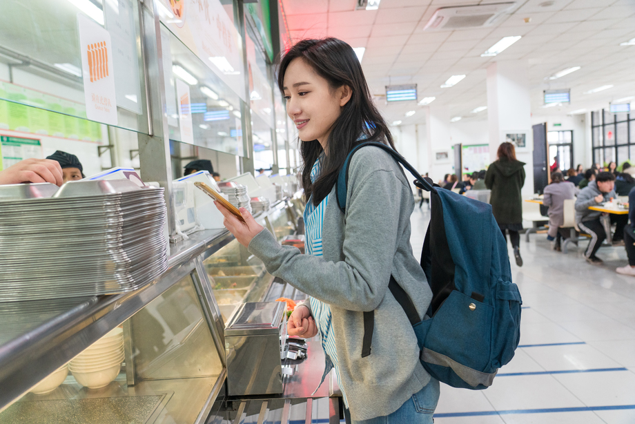 大学生在食堂里用餐图片