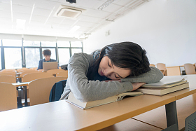 疲劳的大学生在教室里睡觉图片