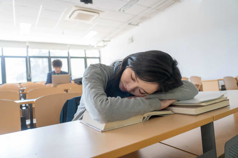 疲劳的大学生在教室里睡觉图片 疲劳的大学生在教室里睡觉图片