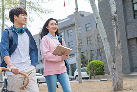 大学生情侣在校园里图片
