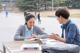 大学生情侣在校园里学习图片