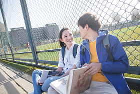快乐的青年大学生照片