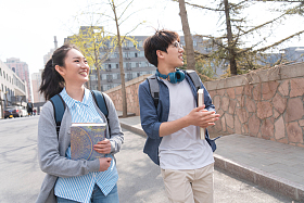 大学生情侣在校园里图片