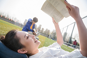 青年大学生在校园里学习图片