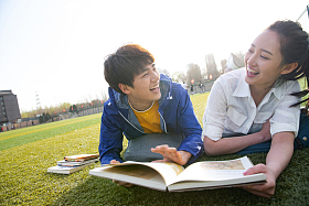 大学生情侣在校园里学习图片