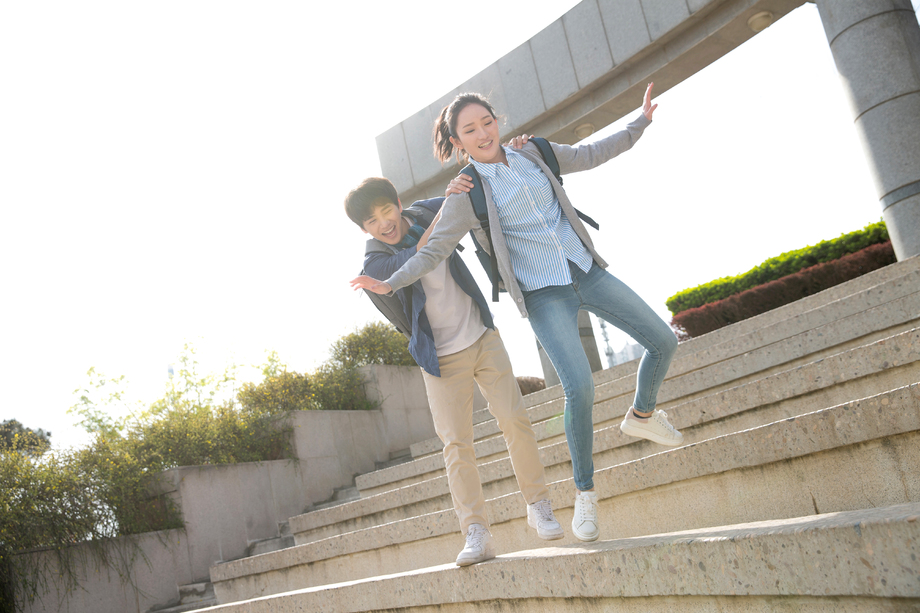 快乐的大学生情侣 快乐的大学生情侣