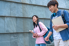 大学生情侣在校园里照片