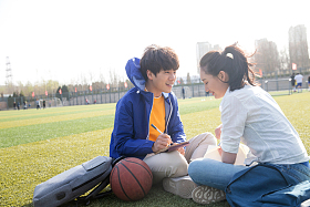 青年大学生在校园里学习图片