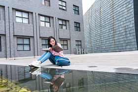 大学生在校园里学习图片