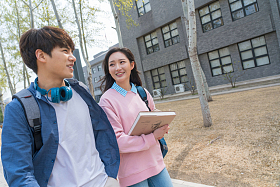 大学生情侣在校园