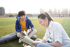 青年大学生在校园里学习照片