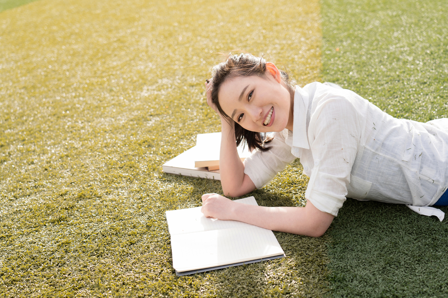 青年女大学生在校园里学习 青年女大学生在校园里学习