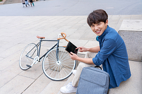 大学生在校园里照片