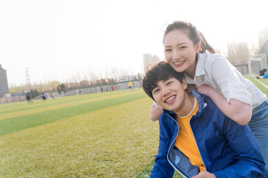 快乐的大学生情侣 快乐的大学生情侣