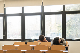 疲劳的大学生在教室里睡觉图片