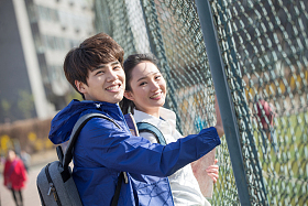 快乐的大学生情侣