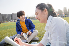 青年大学生在校园里学习照片