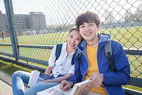 快乐的青年大学生