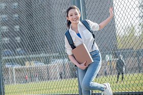 青年女大学生图片