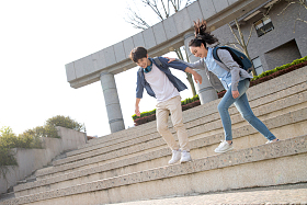 快乐的大学生情侣照片