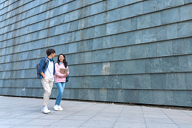 大学生情侣在校园