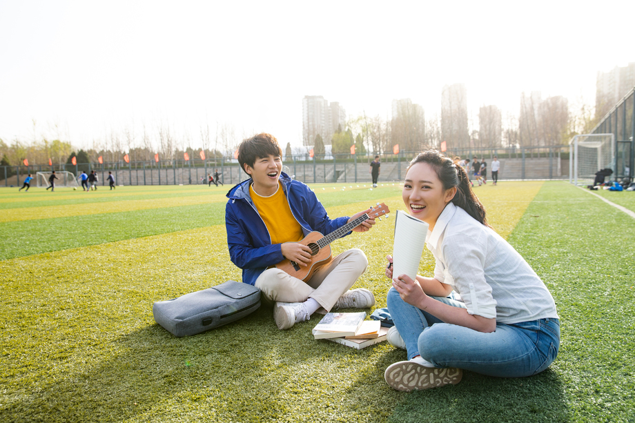青年大学生在校园里弹奏吉他图片 青年大学生在校园里弹奏吉他图片