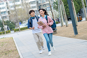 大学生情侣在校园