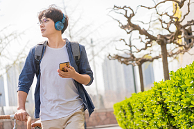 大学生在校园里图片