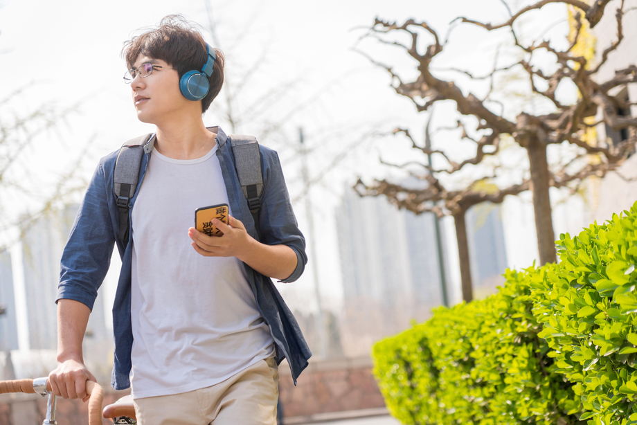 大学生在校园里图片