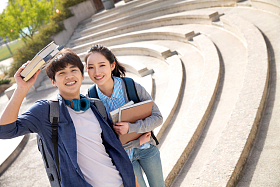 快乐的青年大学生情侣图片