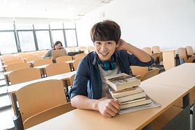 大学生在教室里学习图片