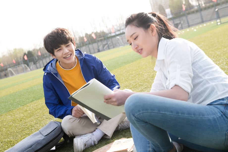 青年大学生在校园里学习照片