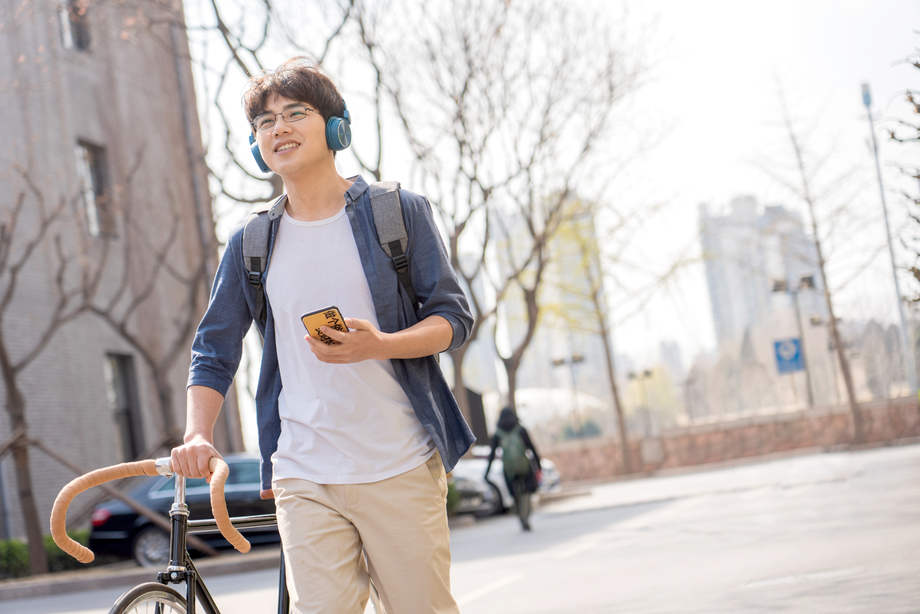 大学生在校园里图片