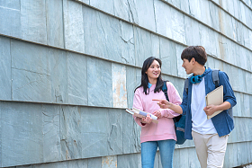 大学生情侣在校园里图片