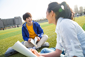 青年大学生在校园里学习图片