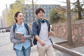 大学生情侣在校园