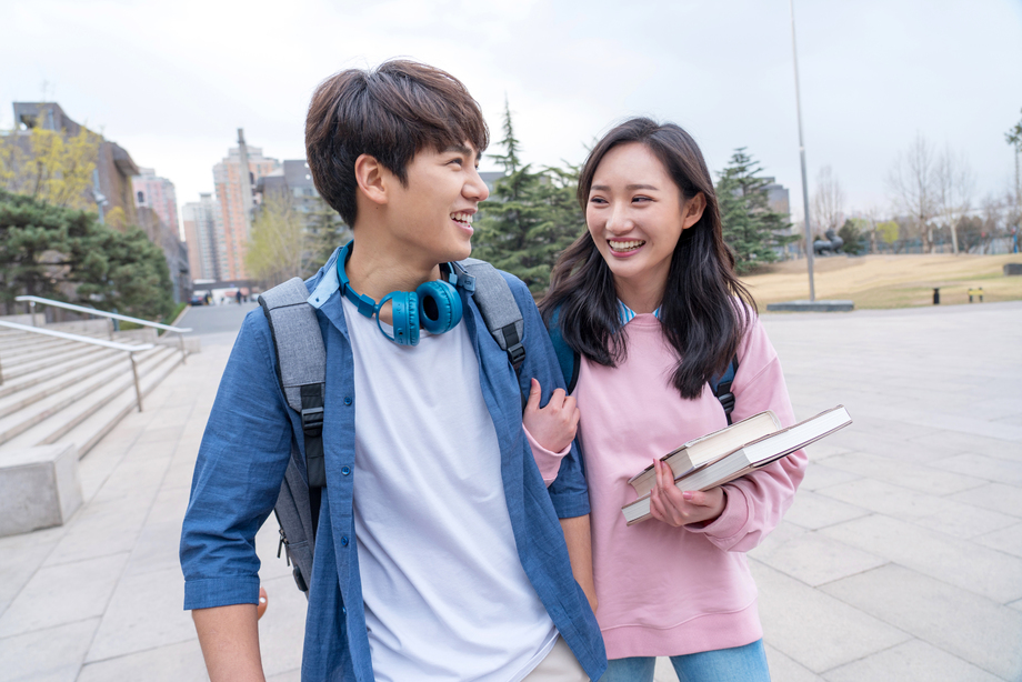大学生情侣在校园里照片