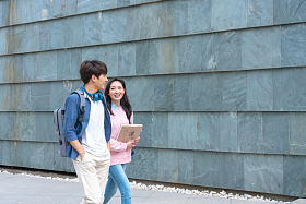大学生情侣在校园