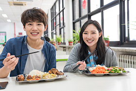 大学生在食堂里用餐图片