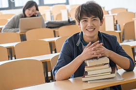 大学生在教室里学习图片