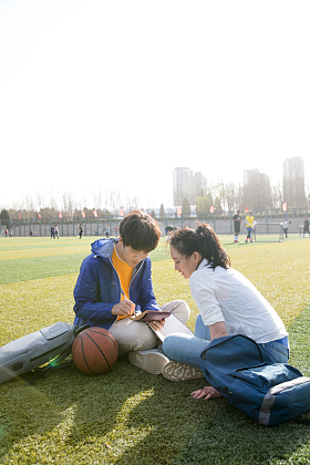 青年大学生在校园里学习图片