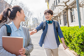 大学生情侣在校园