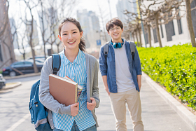 大学生情侣在校园里图片