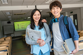 大学生在教室里学习照片