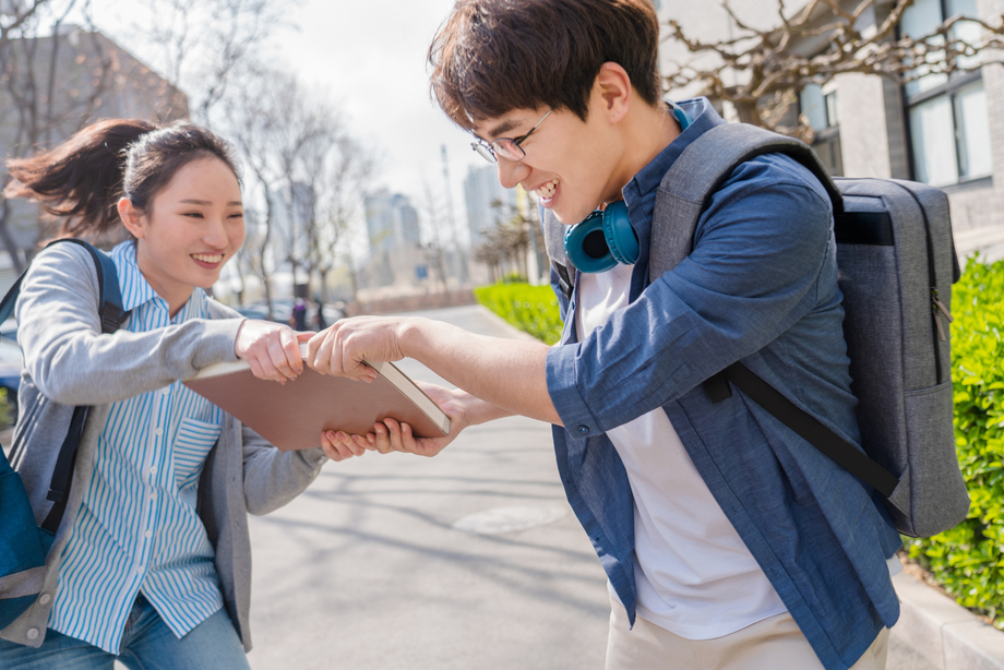 大学生情侣在校园里图片